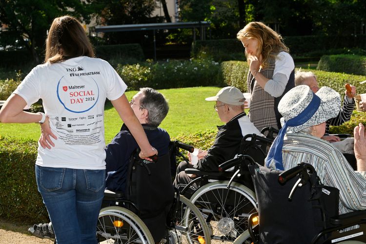 Malteser Social Day 2024 - Ausflug mit Seniorinnen und Senioren in den Brentanopark